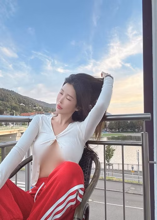 Trước đó, Gatita Yan liên tục mặc hở hang khiến người đối diện không dám nhìn thẳng.