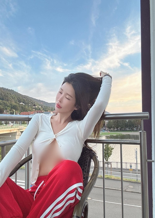 Trước đó, Gatita Yan liên tục mặc hở hang khiến người đối diện không dám nhìn thẳng.