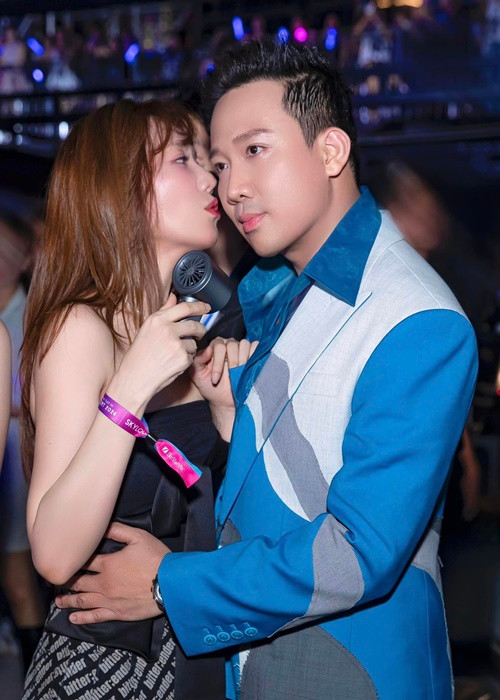 Vợ chồng Trấn Thành quấn quýt không rời ở hậu trường concert.