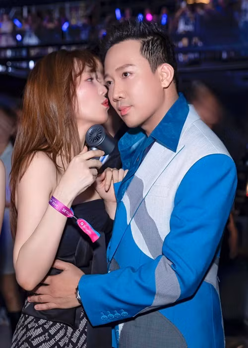 Vợ chồng Trấn Thành quấn quýt không rời ở hậu trường concert.