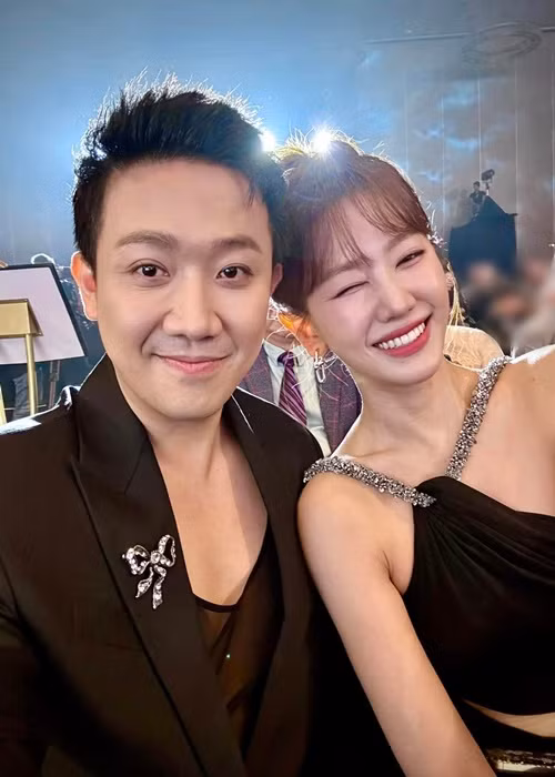 "Chồng mình ngủ có 2 tiếng rồi đi làm tiếp. Đang ngồi đan túi tự dưng nghĩ tới anh thấy thương ghê. Anh càng ngày càng cải thiện và tốt hơn. Người ở gần thường không cảm nhận được vì thấy nhau mỗi ngày, nhưng anh ấy thay đổi nhanh tới mức tôi cảm nhận rõ. Anh của 8 năm trước và hiện tại khác rất nhiều, hơn tôi mong đợi gấp mấy lần", nữ ca sĩ viết trên trang cá nhân.