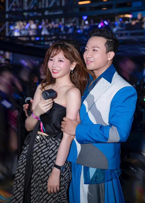 Nữ ca sĩ lai Việt - Hàn luôn là hậu phương vững chắc của nam MC Anh trai say hi.