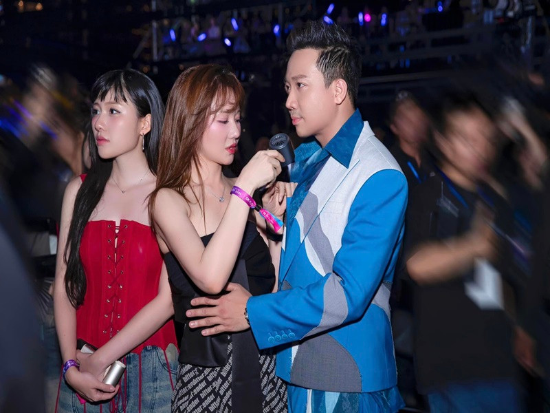 Hari Won ân cần chăm sóc Trấn Thành trước khi chương trình bắt đầu.