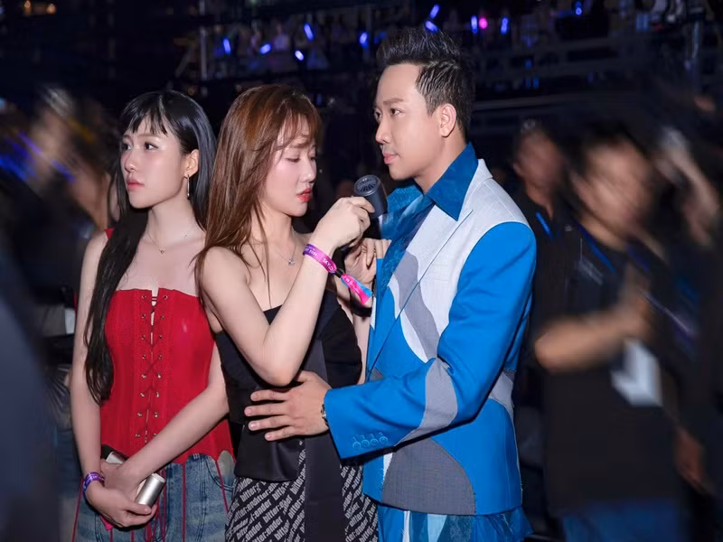 Hari Won ân cần chăm sóc Trấn Thành trước khi chương trình bắt đầu.