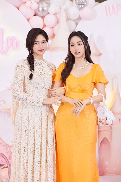 Ngô Trà My (phải) giành ngôi Á hậu 1 Hoa hậu Hoàn vũ Việt Nam 2015, còn Ngô Thanh Tú là Á hậu 1 Hoa hậu Việt Nam 2016. Ảnh: FB Thanh Tú.