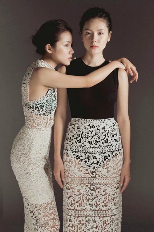 Phương Linh hiện tại bước sang tuổi 40, vóc dáng được đánh giá quyến rũ hơn cả ở thời kỳ đỉnh cao. Phương Ly trẻ trung ở tuổi 34, theo đuổi phong cách cá tính, gợi cảm. Ảnh: Phụ Nữ Việt Nam.