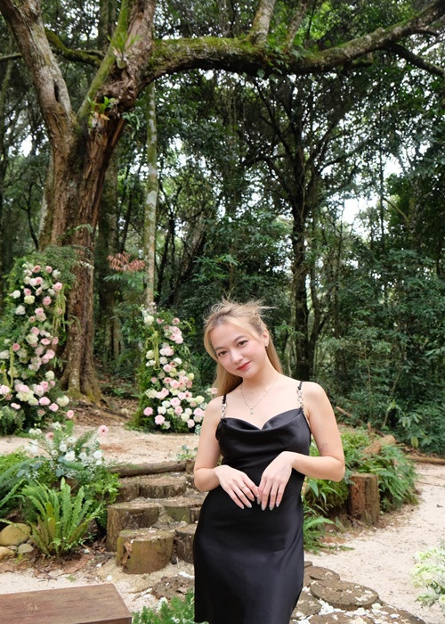 Nữ ca sĩ bày tỏ không có một từ nào có thể miêu tả hết mối tình của cô. "Chỉ biết nói là em rất vui khi bên anh", Xuân Nghi nhắn nhủ bạn trai.