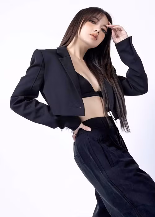 Ở tuổi 30, “thần đồng âm nhạc” Xuân Nghi trẻ trung, gợi cảm, được nhận xét “Tây hóa” trong cách ăn mặc, trang điểm.