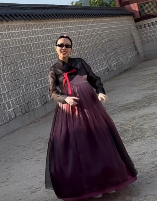 Trang phục rộng giúp vợ Anh Tú giấu vòng hai. Ảnh: Phụ Nữ Số.