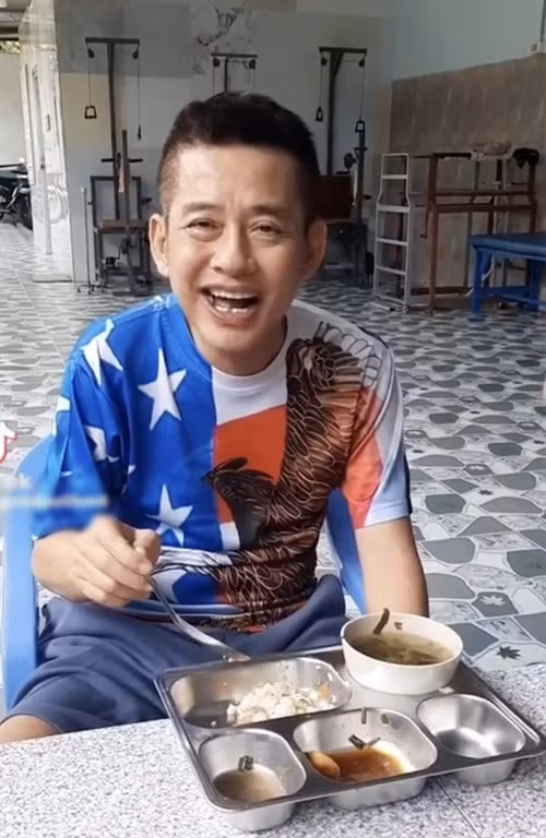 Một đồng nghiệp của Tấn Beo chia sẻ trên Znews: "Nghệ sĩ Tấn Beo sức khỏe giảm sút vài năm qua. Theo thông tin tôi nắm được, hiện tại, bệnh tình anh đã cải thiện hơn". Ảnh: Saostar.