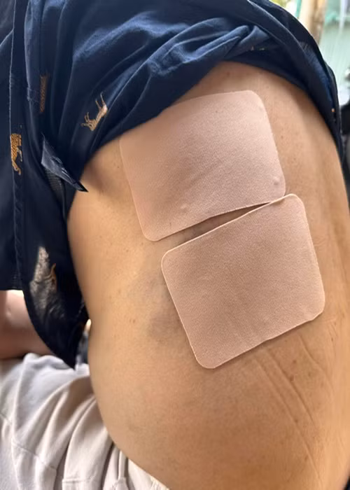 Tấn Lộc - con trai Tấn Beo sơ cứu cho bố sau cú ngã. Dù đau nhiều, Tấn Beo không muốn vào bệnh viện. Theo Vietnamnet, Tấn Beo ở nhà nghỉ ngơi, nhờ vợ con mua thuốc giảm đau. Ảnh: FB Tấn Beo.