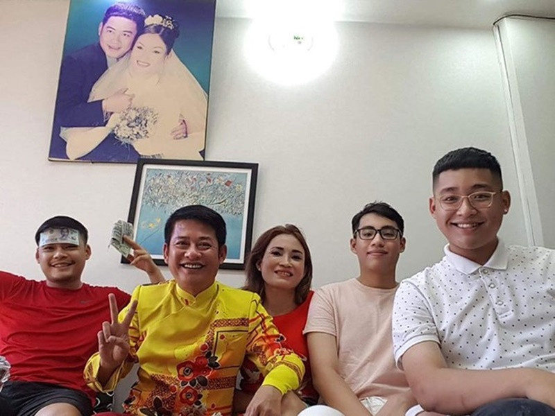 Tấn Beo rất thân thiết với các con. “Những lúc rảnh, cha con ngồi chơi game với nhau. Con chơi game nào, cha chơi game đó. Mình chơi với nó đi, còn hiểu nó nghĩ gì chứ cấm đoán, nó ra ngoài tiệm chơi còn phức tạp nữa”, diễn viên hài cho biết. Ảnh: FB Tấn Beo.