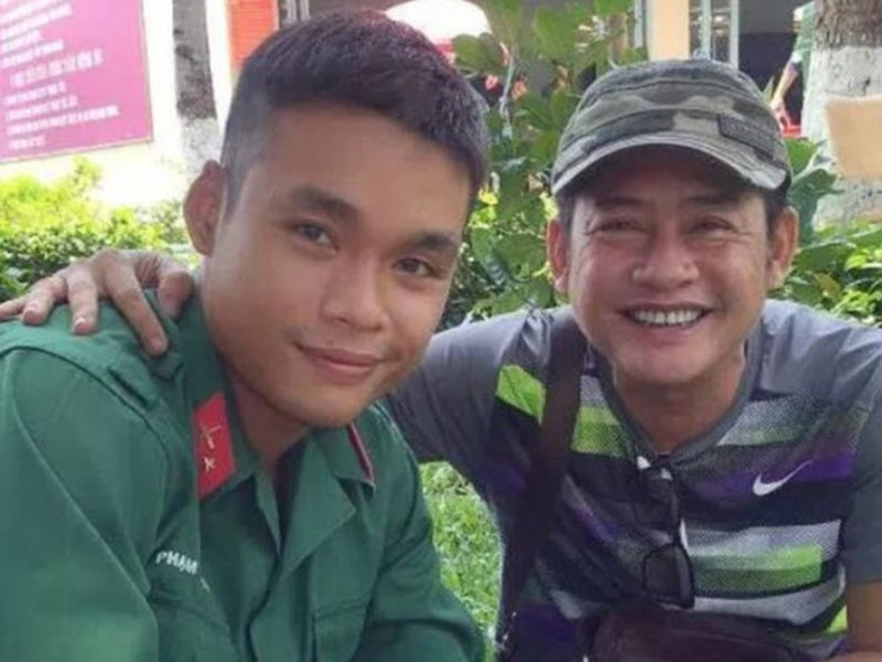 Tấn Beo từng chia sẻ trên Dân Việt, anh không can thiệp việc chọn nghề nghiệp của con cái. “Tôi bảo chúng cứ chọn đi, ba mẹ sẽ hỗ trợ con đường nó muốn đi. Tôi dứt khoát cản đến hơi thở cuối cùng nếu con đi vào đường bậy, còn những con đường đẹp thì bất cứ giá nào tôi cũng yểm trợ”, anh nói. Ảnh: FB Tấn Beo.