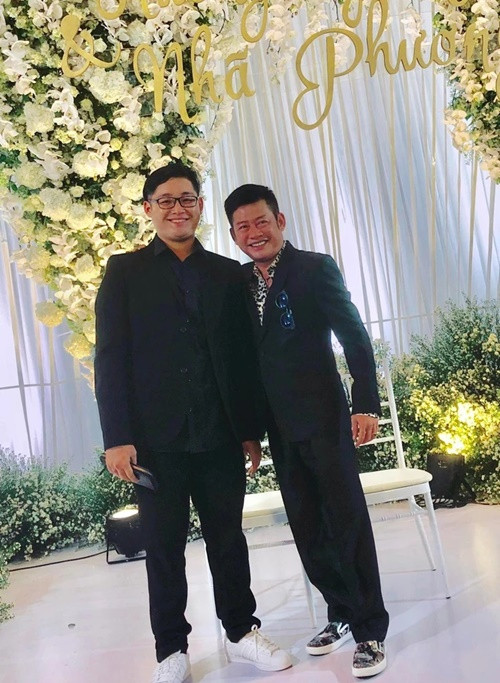 “Tấn Lộc chính thức nối nghiệp tôi đi theo con đường hoạt động nghệ thuật. Như vậy, nhà tôi có ba đời theo nghiệp Tổ. Tôi kỳ vọng con trai sẽ nỗ lực không ngừng để xứng đáng là hậu duệ của gia đình", Tấn Beo chia sẻ trên Người Lao Động. Ảnh: Người Lao Động.