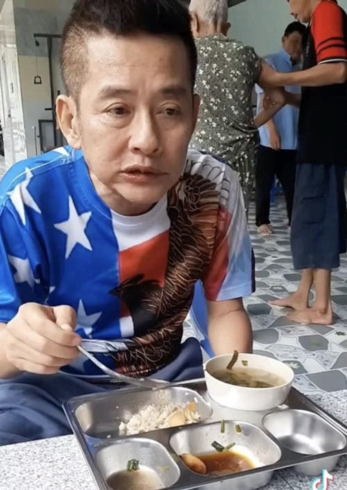 Một tài khoản mạng vừa đăng tải clip diễn viên Tấn Beo ăn cơm tại một trung tâm trị liệu phục hồi. Anh trông khá gầy, run rẩy khi xúc cơm ăn. Ảnh: Saostar.