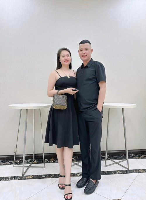 Anh chia sẻ trên Dân Việt: "Hiện tại tôi rất bận, tôi và Thu Hà đang sửa lại nhà, mọi thứ còn đang ngổn ngang nên không có thời gian lên mạng xã hội. Bức ảnh được lan truyền là tôi chụp cách đây 10 năm rồi. Ngày đó, tôi làm chủ hôn cho anh áo trắng đứng phía trái của bức ảnh, không hiểu sao bây giờ có người đưa ra để đùa cợt như vậy...". Ảnh: FB Hiệp Gà.