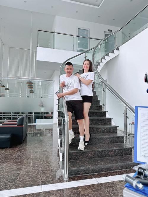 Nam diễn viên đồng hành cùng bạn gái trong cuộc sống lẫn công việc. Ảnh: FB Thu Hà.