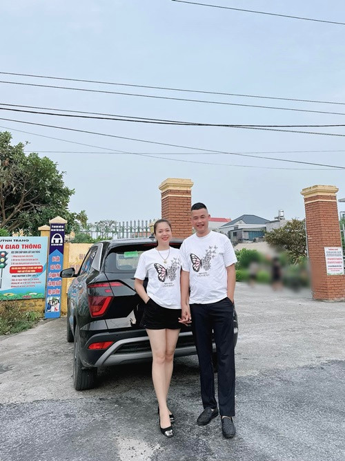 Hiệp Gà thường lái xe chở Thu Hà đi làm việc. Ảnh: FB Hiệp Gà.