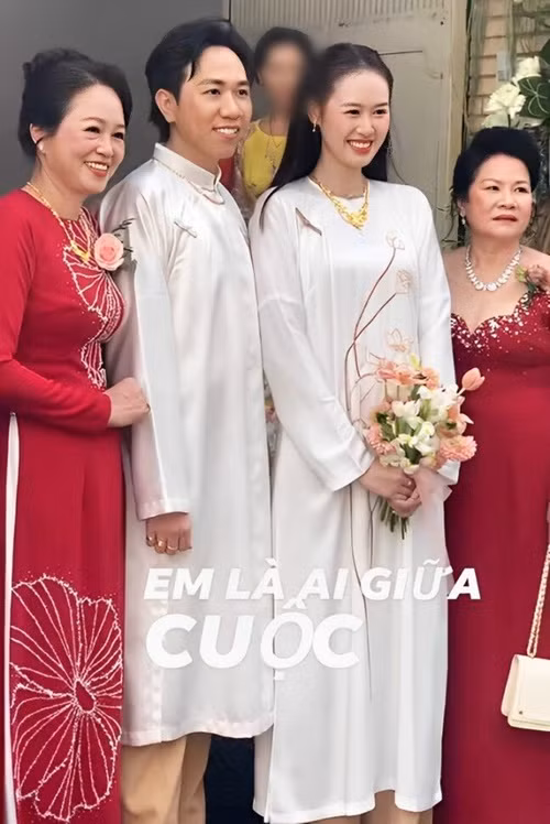 Vợ kém 12 tuổi của Anh Đức tươi rói trong ngày ăn hỏi. Ảnh: Phụ Nữ Pháp Luật.