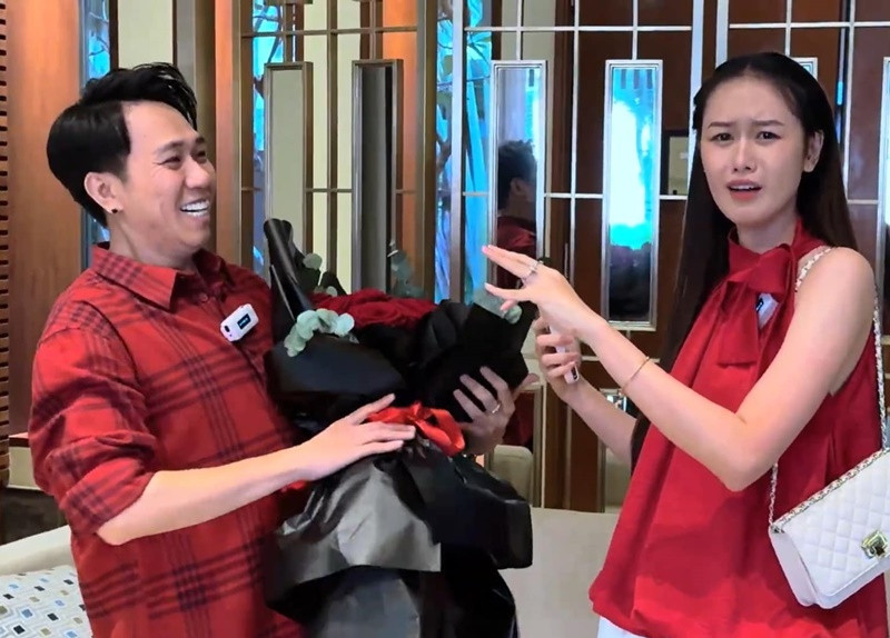 Quỳnh Anh bất ngờ trước màn cầu hôn của Anh Đức trong chuyến du lịch. Ảnh: FB Quỳnh Anh.