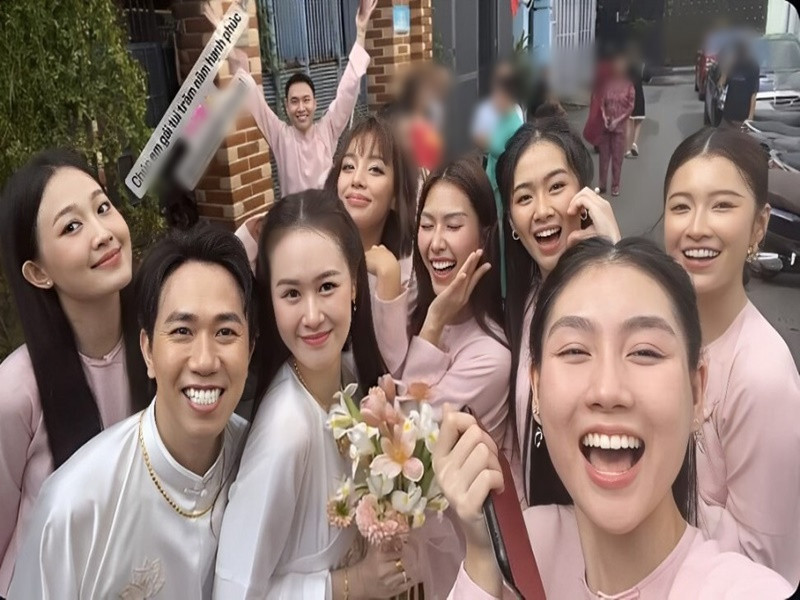 Vợ chồng Anh Đức bên dàn phù dâu, phù rể. Ảnh: Phụ Nữ Pháp Luật.