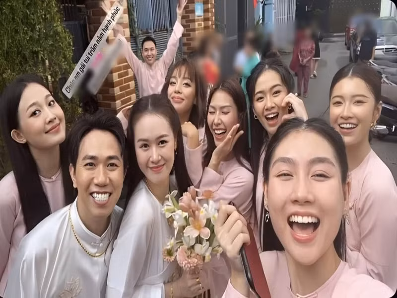 Vợ chồng Anh Đức bên dàn phù dâu, phù rể. Ảnh: Phụ Nữ Pháp Luật.