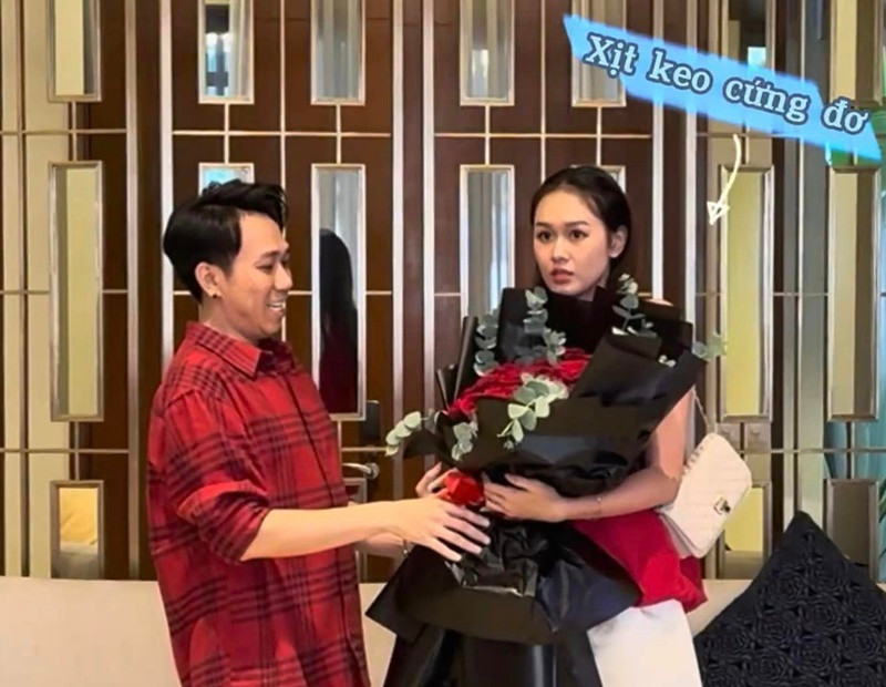 Cuối năm 2023, Anh Đức cầu hôn thành công Quỳnh Anh. Nam diễn viên được hội bạn thân hỗ trợ. Ảnh: FB Quỳnh Anh.