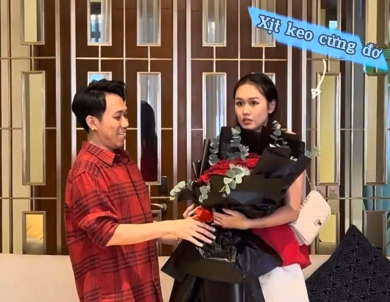 Cuối năm 2023, Anh Đức cầu hôn thành công Quỳnh Anh. Nam diễn viên được hội bạn thân hỗ trợ. Ảnh: FB Quỳnh Anh.