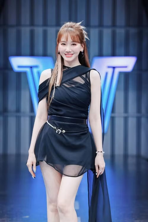 Trước những ý kiến trái chiều, Hari Won giải thích: "Nhường ở đây không phải nhường cuộc thi mà là nhường đời thường. Còn cuộc thi thì phải cố gắng chứ nhường ai". Ảnh: FB Hari Won.