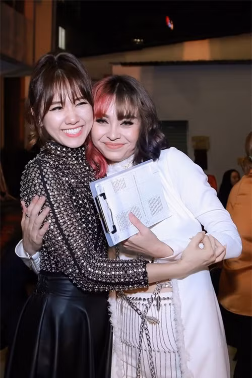 Theo Hoa Học Trò, khi xem MV Kim của MLee, Hari Won cho biết, cô rất ghen tỵ với Tiểu Vy vì cùng mệnh Kim mà không được MLee mời quay MV. Ảnh: Gia Đình Việt Nam.