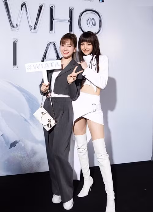 Hari Won và MLee có mối quan hệ thân thiết. Vợ Trấn Thành từng chia sẻ trên Thể Thao Văn Hóa: "Hari rất quý MLee vì MLee quá ngoan hiền. Gương mặt của MLee quá visual, Hari là con gái mà Hari còn mê!". Ảnh: Hoa Học Trò.