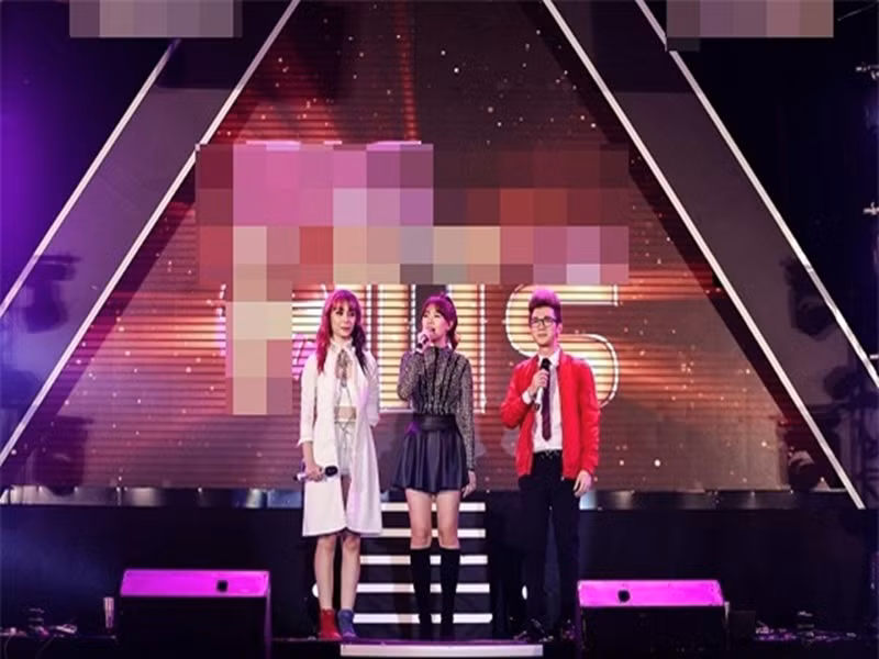 Tuy nhiên, ngay sau khi Tóc Tiên cho biết, khách mời phải trải qua những ngày tập vũ đạo rất căng thẳng, Hari Won hối hận vì trót “dỗi” MLee. Ảnh: Gia Đình Việt Nam.