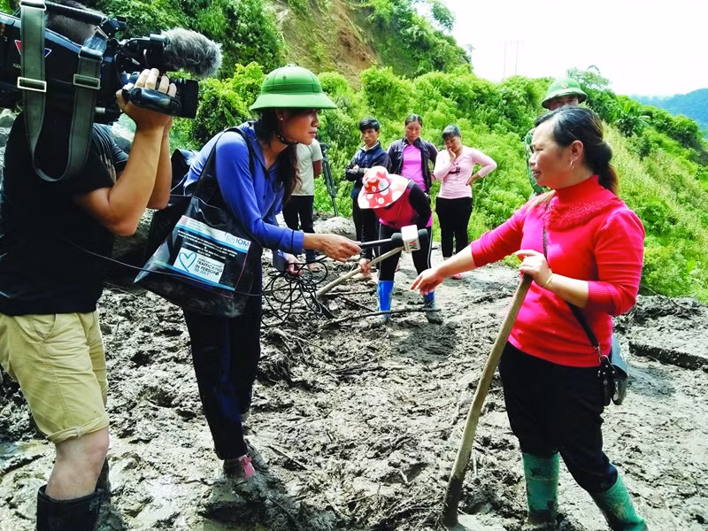 Cô trải lòng: "Công việc là thế rồi, chúng tôi đến nơi mà người dân cần mình. Có mặt ở đó, bạn mới hiểu rằng vai trò của báo chí như thế nào với người dân. Chúng tôi, những phóng viên, quay phim của Đài Truyền hình Việt Nam sẽ có mặt trực tiếp bên cạnh người dân, đưa nhanh chóng hình ảnh nơi đang xảy ra thiên tai, sự cố, thảm họa... đến với khán giả. Một khuôn hình phát sóng trên bản tin thời sự có thể khởi đầu cho nhiều cuộc vận động, quyên góp của người dân trên khắp cả nước... Tôi quên cảm giác đói, quên cảm giác mệt khi được làm việc đó". Ảnh: Công Luận.
