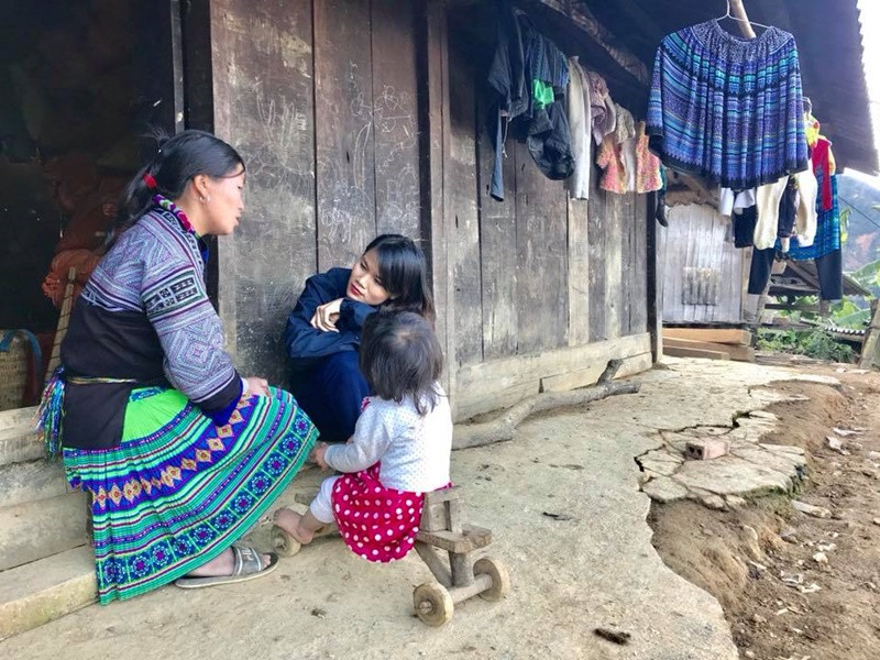 Nguyễn Ngân tác nghiệp ở vùng mưa lũ Mù Cang Chải, Yên Bái sau khi lũ quét đi qua. Ảnh: Người Đưa Tin.