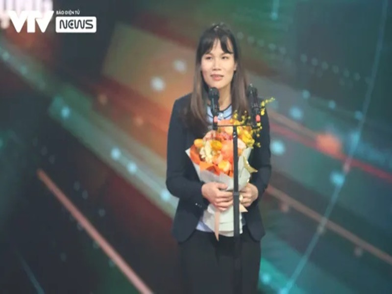 Ở Ấn tượng VTV - VTV Awards 2022, phóng sự "Mua bán ma túy tại trung tâm Điều trị Methadone" của ê-kíp Ban Thời sự với nhóm thực hiện là nhà báo Nguyễn Ngân và Hoàng Minh Đức thắng giải Phóng sự Thời sự ấn tượng. Ảnh: VTV.
