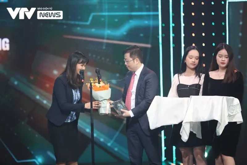 Nhà báo Nguyễn Ngân - đại diện cho những người thực hiện nhận giải ở Ấn tượng VTV - VTV Awards 2022. Ảnh: VTV.