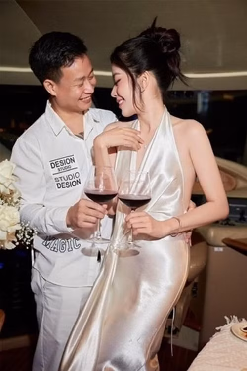 Đầu năm 2024, trong một livestream, Nam Em cho rằng bạn trai say xỉn nên có những phát ngôn không đúng. Người đẹp khuyên Hữu Cường tắt livestream và đi ngủ. Nam Em còn tiết lộ chuyện người yêu không chịu đi làm, cô làm trụ cột kinh tế trong nhà. Trước loạt chia sẻ của Nam Em, Hữu Cường đòi chia tay ngay. Ảnh: Đời Sống Pháp Luật.