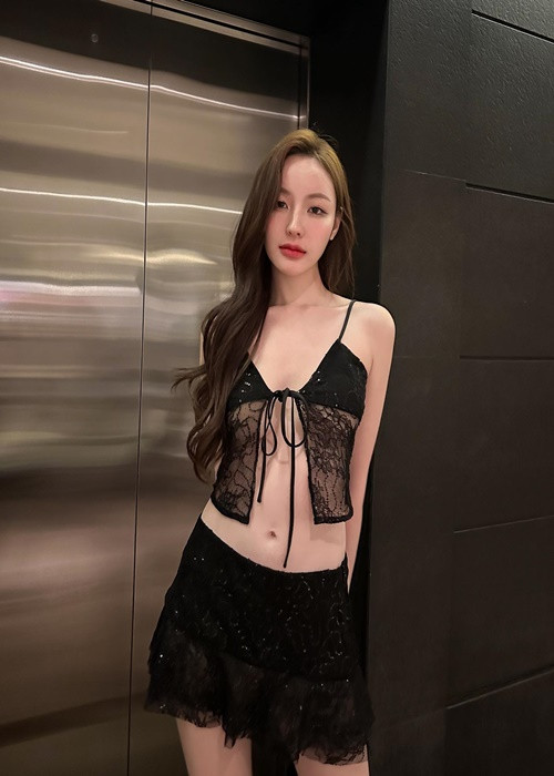 Hot girl xứ chùa vàng yêu thích trang phục ngắn, có khoảng hở táo bạo.