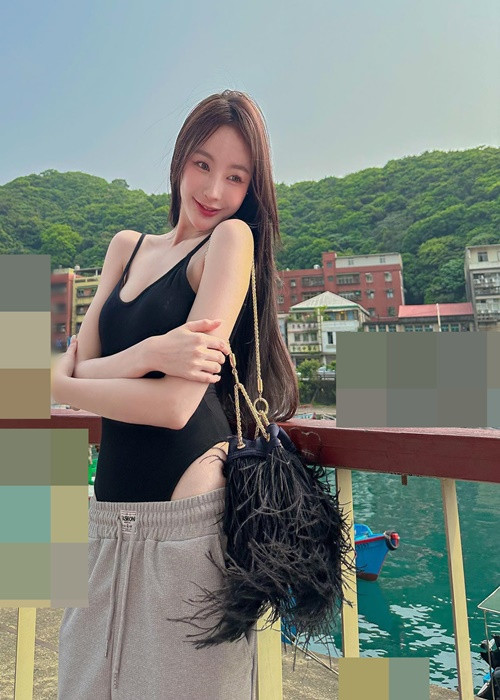 Hình ảnh Kornkanok mặc hở hang, thiếu vải để gây chú ý.