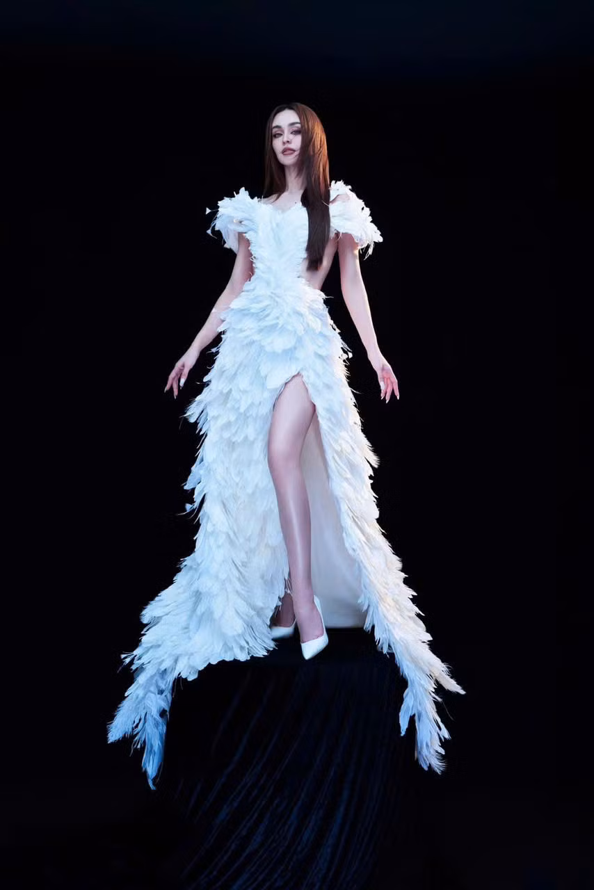 MLee cảm kích trước sự ủng hộ của nhiều nghệ sĩ Việt, đặc biệt là Lệ Quyên và H'hen Niê. Sự động viên này trở thành động lực lớn, giúp cô quyết tâm xứng đáng với niềm tin mọi người đặt vào mình. H'hen Niê quen MLee từ Cuộc đua kỳ thú 2019 và thân thiết hơn khi chung nhóm nhiều công diễn ở Chị đẹp đạp gió rẽ sóng. Hoa hậu người Ê đê chia sẻ nhiều kinh nghiệm trong lĩnh vực sắc đẹp, đặc biệt là dạy catwalk và huy động sự hỗ trợ từ bạn bè cho MLee. Lệ Quyên cũng luôn dành những lời cổ vũ quý giá cho cô.