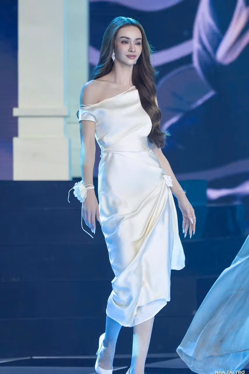 Được nuôi dưỡng từ nhỏ bởi cha mẹ nuôi người Việt, cô may mắn nhận được tình cảm chân thành và học hỏi cách ứng xử trong cuộc sống. Thời thơ ấu, MLee từng cảm thấy tự ti khi bị bạn bè trêu chọc, nhưng cha mẹ nuôi đã giúp cô xây dựng tư duy tích cực. Trải qua giai đoạn khó khăn, MLee dần trưởng thành và nhận ra tầm quan trọng của sự mạnh mẽ, độc lập.