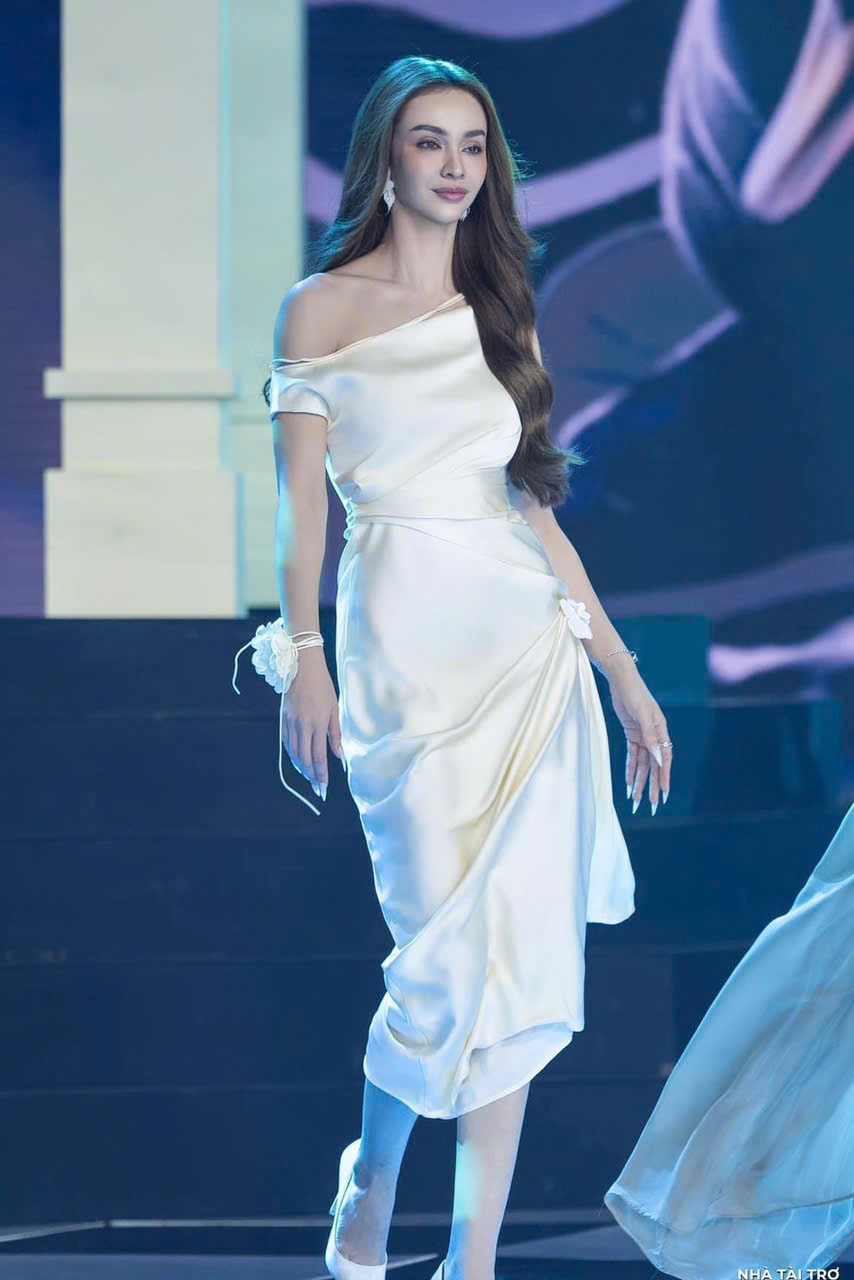 Được nuôi dưỡng từ nhỏ bởi cha mẹ nuôi người Việt, cô may mắn nhận được tình cảm chân thành và học hỏi cách ứng xử trong cuộc sống. Thời thơ ấu, MLee từng cảm thấy tự ti khi bị bạn bè trêu chọc, nhưng cha mẹ nuôi đã giúp cô xây dựng tư duy tích cực. Trải qua giai đoạn khó khăn, MLee dần trưởng thành và nhận ra tầm quan trọng của sự mạnh mẽ, độc lập.