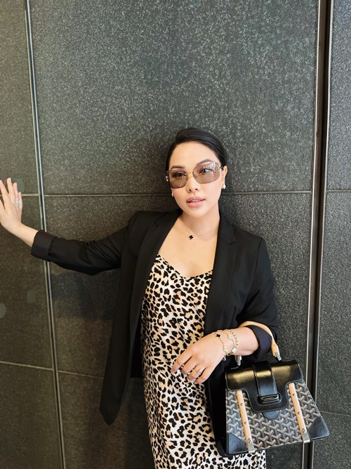 Chân dài chuộng thiết kế rộng để che bụng bầu.