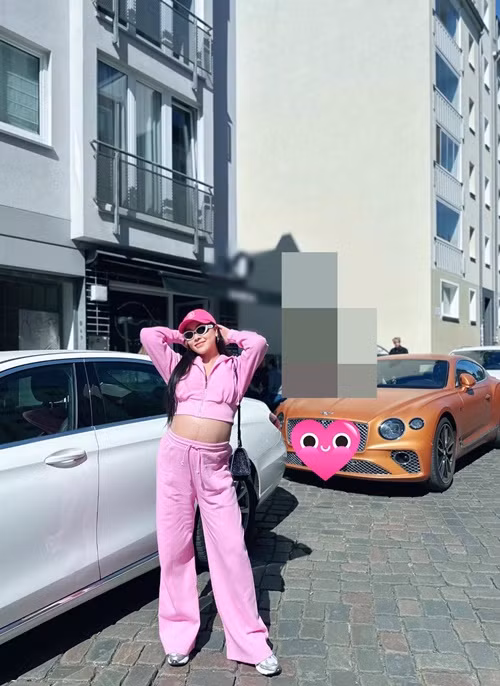 Ít ngày trước khi sinh nở, diễn viên Quỳnh Thư chia sẻ: "Hành trình dưỡng thai một cách thật hưởng thụ, vui vẻ, hạnh phúc, ăn ngon, mặc đẹp, khám phá đây đó của mẹ bầu xin khép lại đây. Chuẩn bị lâm bồn bất cứ lúc nào rồi, chắc sẽ bước vào thời kỳ đầu bù tóc rối tập trung nuôi con thật tốt thôi".