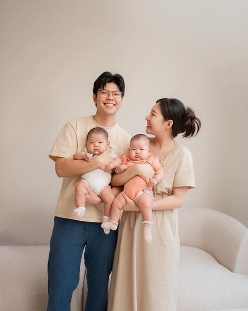 Vợ chồng nam MC Chuyển động 24h san sẻ việc chăm sóc hai con. "Nếu vợ chồng cùng ở nhà thì hai vợ chồng mỗi người ôm một đứa, rất công bằng và không phải chia sẻ. Còn nếu một người đi làm thì người còn lại sẽ cùng với bà chăm hai em bé. Chúng tôi ưu tiên khi các con lớn hơn và có sức khỏe ổn định, mọi thứ đi vào guồng thì mới cần tới sự trợ giúp bên ngoài. Còn trong thời gian đầu đời, chúng tôi vẫn muốn mình là người chăm sóc con là chính. Cũng chính vì thế, chúng tôi sẽ gác lại phần lớn công việc để chăm sóc con", Hương Giang chia sẻ trên VTV.