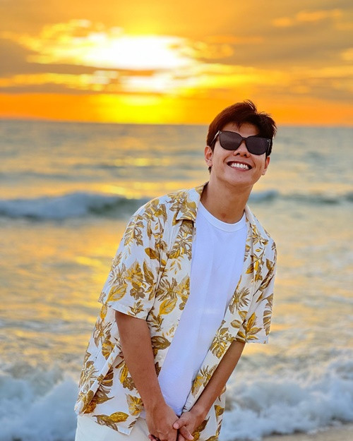 Nam MC ghi điểm bởi gương mặt điển trai, nụ cười tỏa nắng.