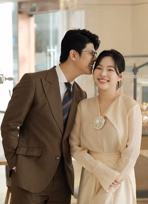 Mạnh Cường kết hôn với Hương Giang. Theo VTV, Hương Giang là BTV, MC của kênh Truyền hình Quốc Phòng Việt Nam.