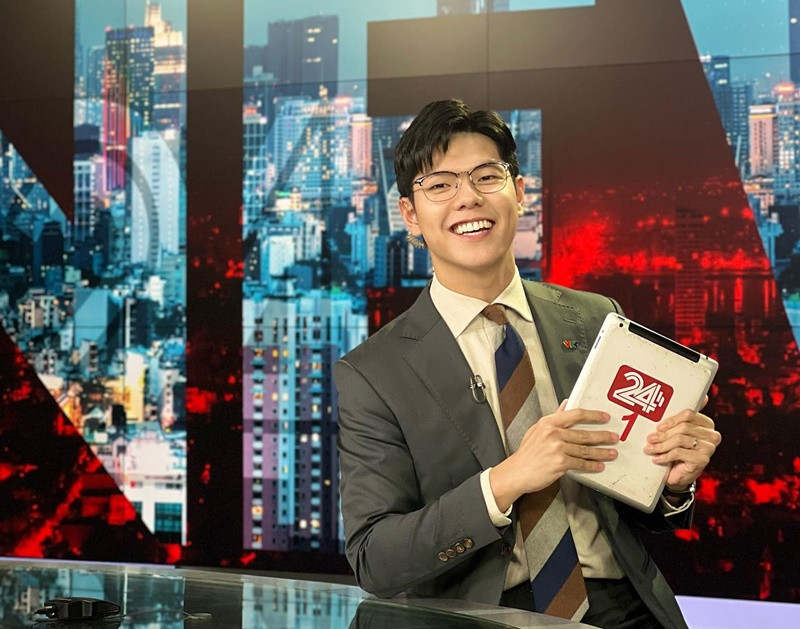 Theo Tiền Phong, Mạnh Cường tốt nghiệp Học viện Ngân hàng khoa Ngân hàng. Khi còn đi học, anh từng tham gia nhiều cuộc thi dẫn chương trình, gặp gỡ nhiều BTV, MC nổi tiếng. Ngay sau khi ra trường, Mạnh Cường được vào làm tại VTV24.