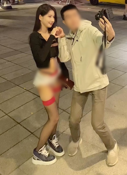 Cô nàng từng bị chỉ trích mặc phản cảm khi diện chiếc quần ngắn bằng gang tay trên phố.