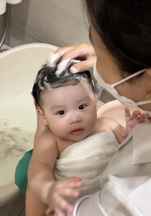 Con trai Sam ngày càng kháu khỉnh, bụ bẫm.